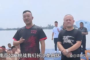 成出气筒？球迷未看到梅西出场，将广告牌梅西的头一脚踹掉